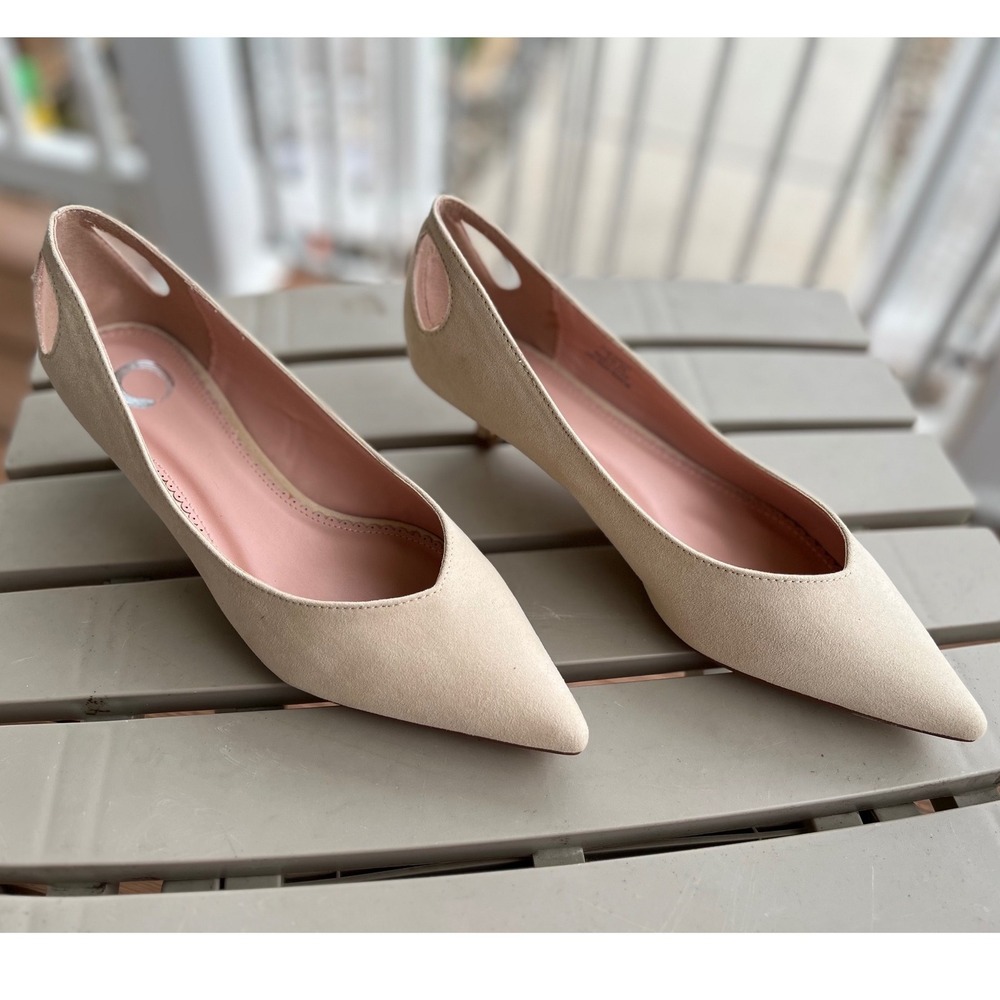 Journee Collection Goldie Nude Faux Suede Pointed Toe Kitten Heel Pumps 8.5 New